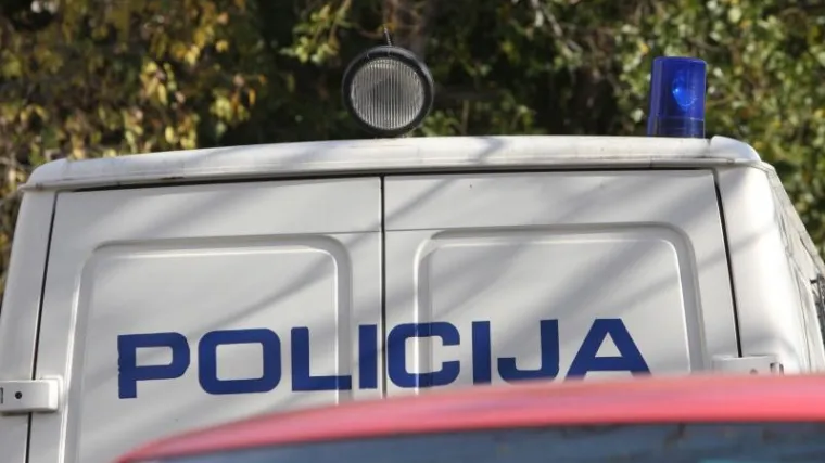 Kamatari ga zlostavljali pa je 'pukao' i jednome zario nož u leđa