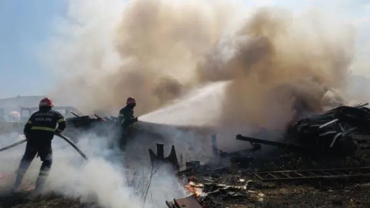 Vatrena stihija guta &scaron;umu iznad Trogira, na terenu i dva kanadera