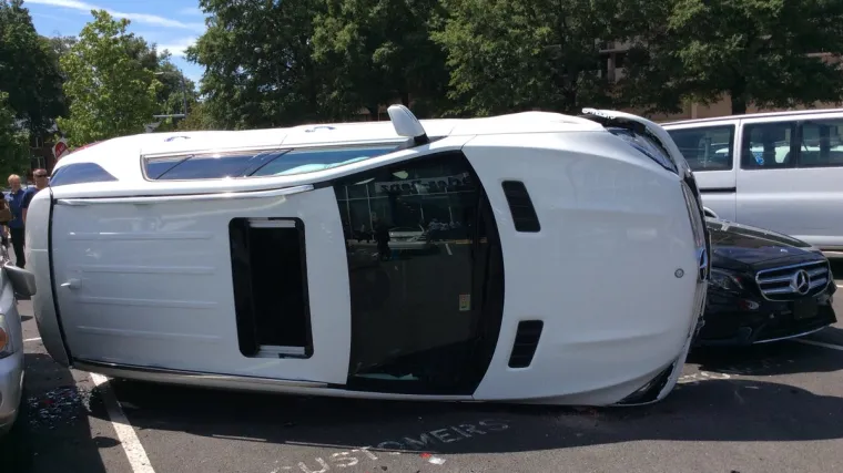 Sjela je u Mercedes i za tren oka ga prevrnula
