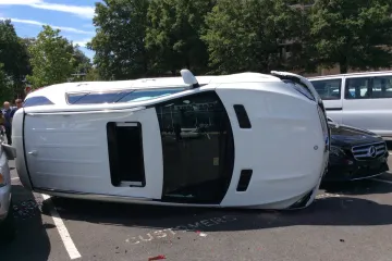 Sjela je u Mercedes i za tren oka ga prevrnula