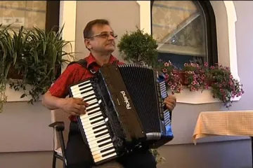 Razvio biznis na crnoj statistici: Damir je najtraženiji harmonikaš za razvode u svom kraju