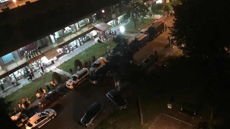 Pucao iz auta pa uletio u neboder i skrio se, policija ga jo&scaron; traži