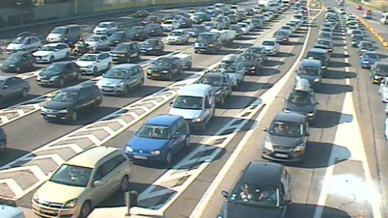 Autobus udario u za&scaron;titnu ogradu autoceste A1, stvorila se kolona od 20 kilometara