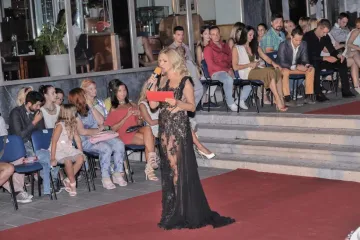 Vlatka Pokos plijenila pažnju u prozirnoj haljini od čipke