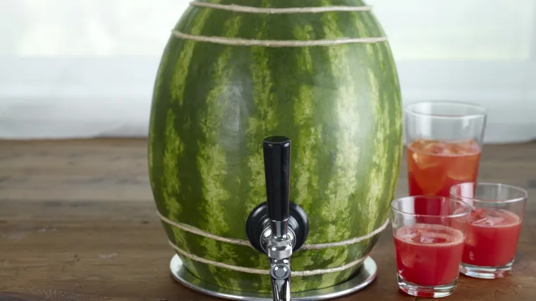 Od lubenice izradite pravu malu bačvu za piće