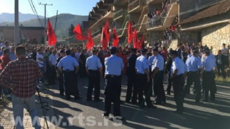 Albanci blokirali ulazak Srbima u selo, sukobili se sa specijalnom policijom