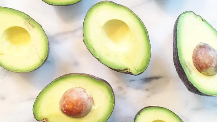 Spas za kožu poslije ljeta: Hidratizirajte, nahranite i omekšajte lice avokadom