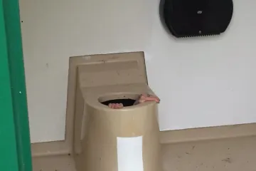 Pravo prijateljstvo ipak postoji: zbog prijatelja zaglavio u prepunoj sepričkoj jami