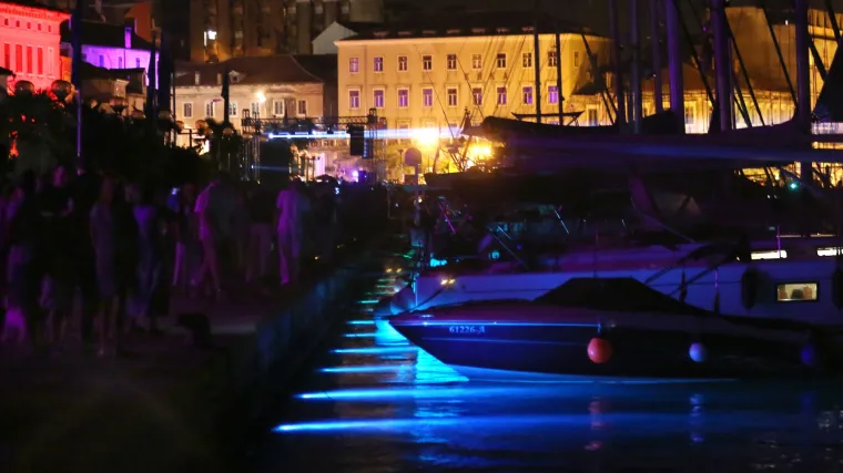 &Scaron;ibenik dobio novu atrakciju: more koje svijetli u različitim bojama!