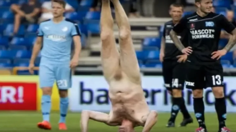 Nekada&scaron;nji nogometni majstor utrčao potpuno gol na teren i napravio &scaron;ou