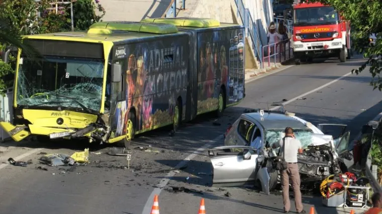 Troje mrtvih u izravnom sudaru autobusa i automobila