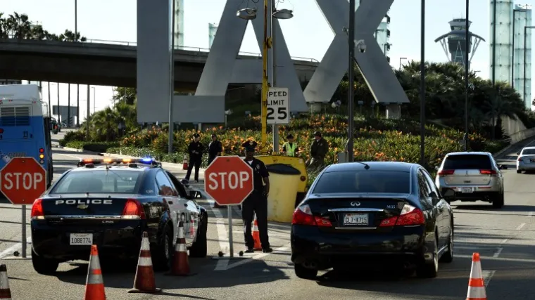 Nakon informacije o napadaču na aerodromu, ljudi u strahu bježali na pistu