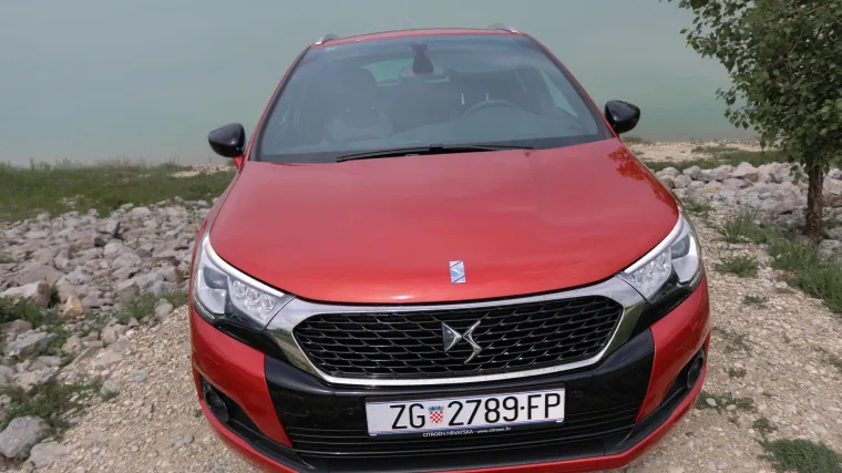 DS4 Crossback 2.0 BlueHDi 180 Sport chic je bez konkurencije u klasi