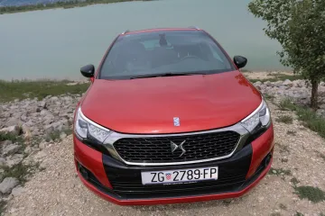 DS4 Crossback 2.0 BlueHDi 180 Sport chic je bez konkurencije u klasi