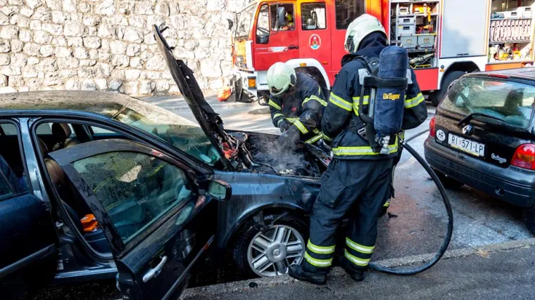 U Rijeci planuo automobil, vatrogasci nisu ni trepnuli okom prilikom eksplozije!