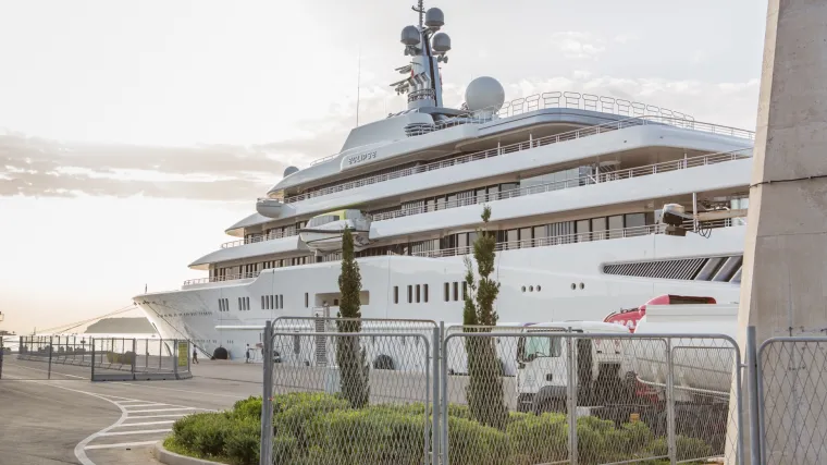 Vrijedna 1,2 milijarde dolara: megajahta Romana Abramoviča usidrena pokraj Dubrovnika