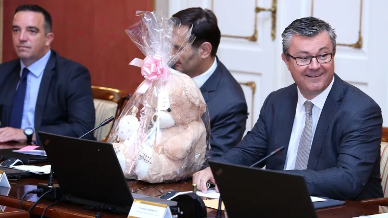 Prinova u Vladi: Ore&scaron;ković na sjednicu Vlade do&scaron;ao s pli&scaron;anim medom