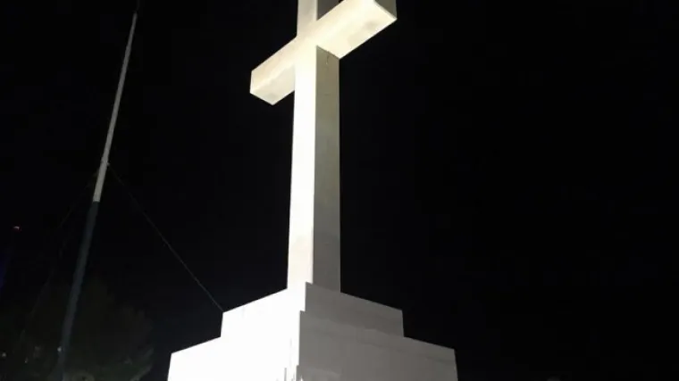 Pogledajte kako izgleda križ na Srđu pod novom rasvjetom (FOTO)