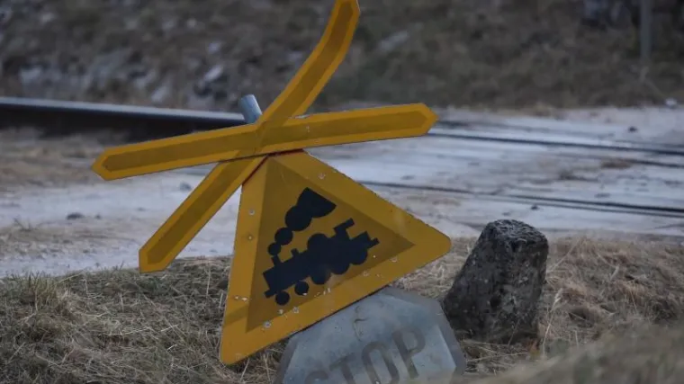 Vlak naletio na automobil na pružnom prijelazu