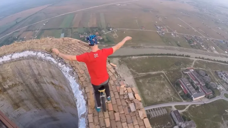 Vozi monocikl po rubu divovskog dimnjaka visokog 256 metara
