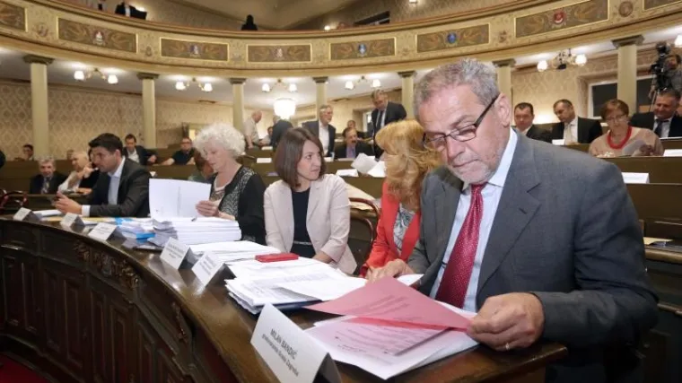 'Uvlači ruke u naše novčanike! Uzima svima, a dijeli samo svojima'