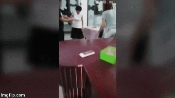 Spavala s njihovim muževima pa je zaskočile u restoranu