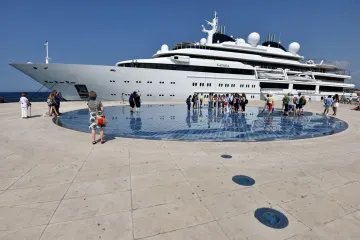 Mega jahta katarskog šeika duga 125 metara plijenila pažnju kod Pozdrava suncu