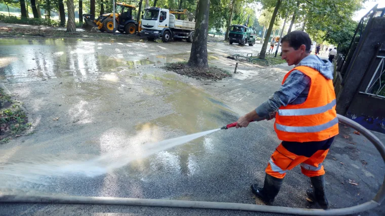 Puknuće vrelovoda stvorilo pravi kaos: otvoren jedan prometni trak na Bukovačkoj, ali promet i dalje otežan