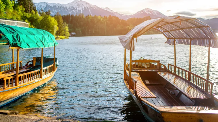 Pijani vozač turističke brodice na Bledu skoro potopio ruske i talijanske turiste