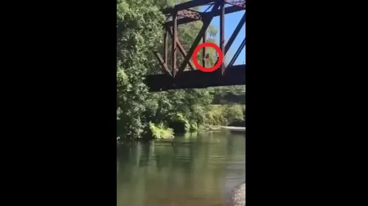 &Scaron;okantna snimka: mu&scaron;karac bacio dijete s mosta visokog osam metara, majka sa strane navijala