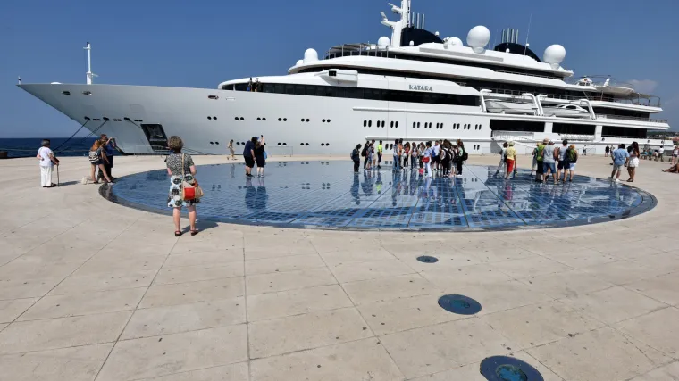 Mega jahta katarskog šeika duga 125 metara plijenila pažnju kod Pozdrava suncu