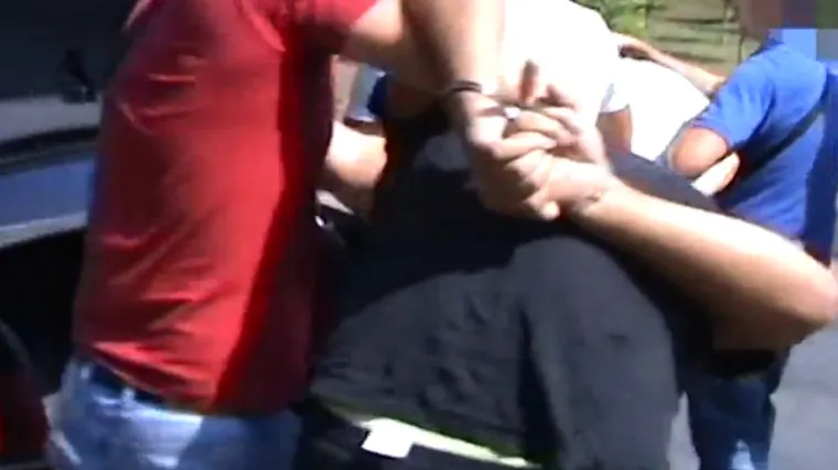 Policija natjeravala crni Audi, iz automobila letjeli euri!