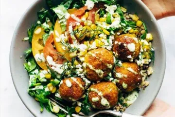 Brzinski ručak: Falafel sa svježom salatom, avokadom i smeđom rižom