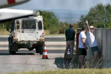 TKO TO TAMO PIŠKI? Izašli iz privatnog aviona i pred svima se pomokrili nasred piste u Zadru