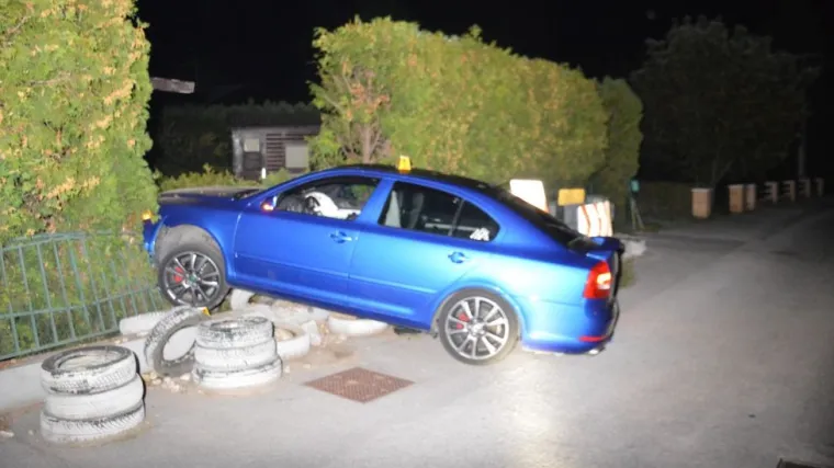 S 2,46 promila udario u betonsko-metalnu dvori&scaron;nu ogradu