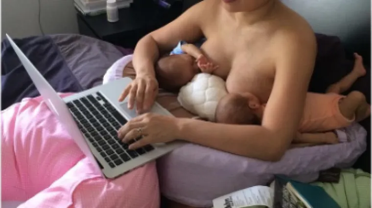 Fotografija majke novopečenih blizanaca dokaz je da možete imati djecu i istovremeno ganjati svoje snove