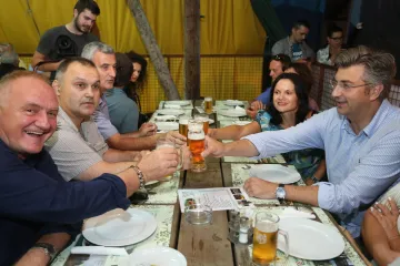 Plenković se na Karlovačkim danima piva družio s Matom Bulićem i probao pivo