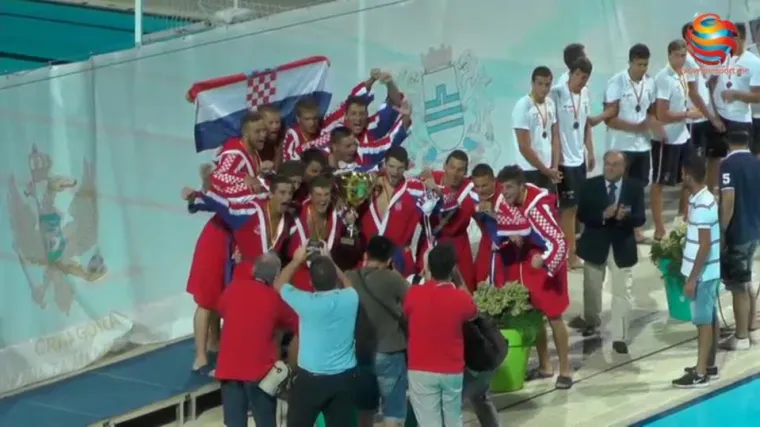 'Mini Barakude' u Podgorici &scaron;okirale domaćina i  osvojile naslov svjetskog prvaka