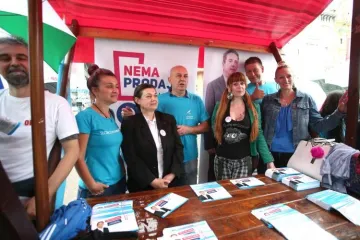 KAKVA KANDIDATKINJA: Na predstavljanju koalicije Stipe Petrine svi su gledali u ženu s bujnim dekolteom i tetovažom na zanimljivom mjestu