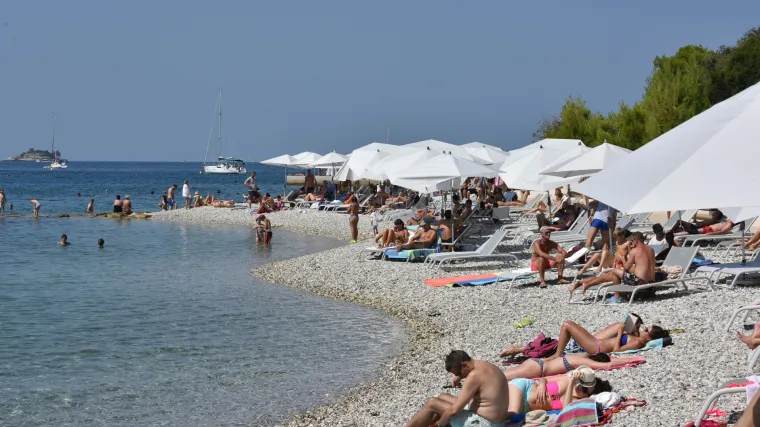 Junak i na godi&scaron;njem odmoru: policajac skočio u more i spasio život ženi koja se utapala