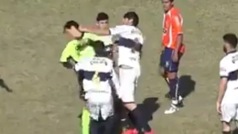 Nogometa&scaron; izgubio razum nakon crvenog kartona pa izlupao suca