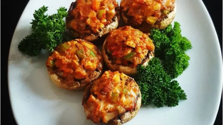 Brzinski ručak: Punjeni &scaron;ampinjoni s pr&scaron;utom, lukom i sirom