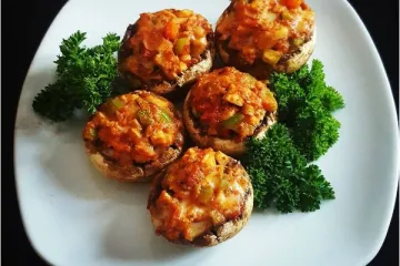 Brzinski ručak: Punjeni &scaron;ampinjoni s pr&scaron;utom, lukom i sirom