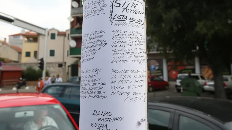 Simpatizeri Stipe Petrine oblijepili &Scaron;ibenik plakatima potpore: 'Danas zastupnik, sutra župan'