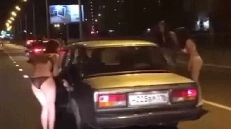 Bizarna radionica: skinule se do gaćica i žicale novce po cesti kako bi 'upecale muža'