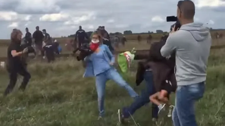 Optužena mađarska novinarka koja je nogom udarila migrante