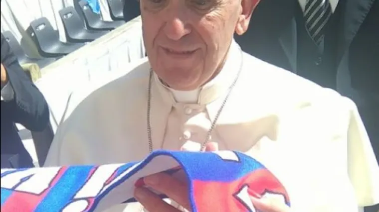 Papa pozirao s Hajdukovim &scaron;alom, navijači se odmah pohvalili fotkama