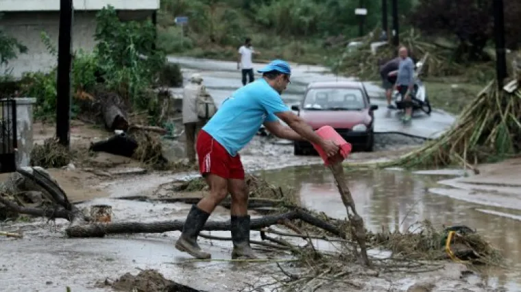 U stravičnim poplavama najmanje četvero poginulih, ceste zatvorene, dalekovodi sru&scaron;eni