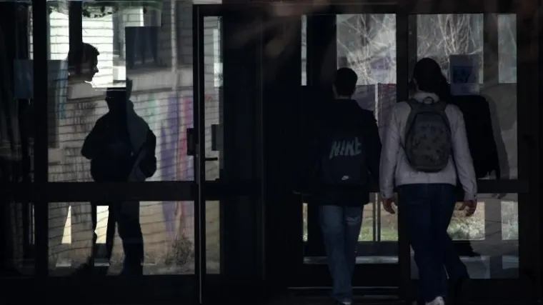 Na ulazu u školu 16-godišnjeg učenika isjekao nožem!