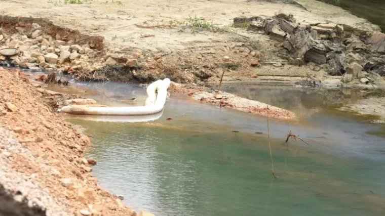 Rafineriji puknuo cjevovod, nafta procurila u Savu!